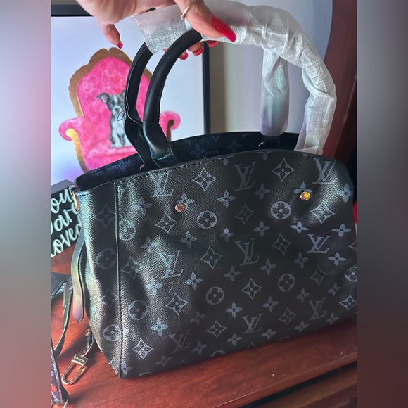 Elegant Black Handbag - Picture 2 of 4